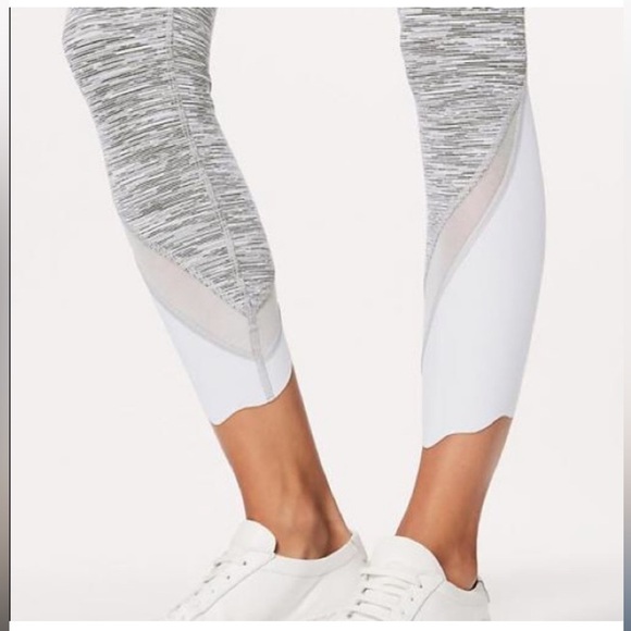 Lululemon Wunder Under Grey Crop Special Edition Scalloped Hem legging. Size 4 - Picture 6 of 12